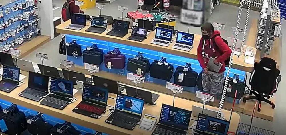 Kamera zachytila muže, jak si kradený notebook strká do kalhot, teď po něm pátrá policie