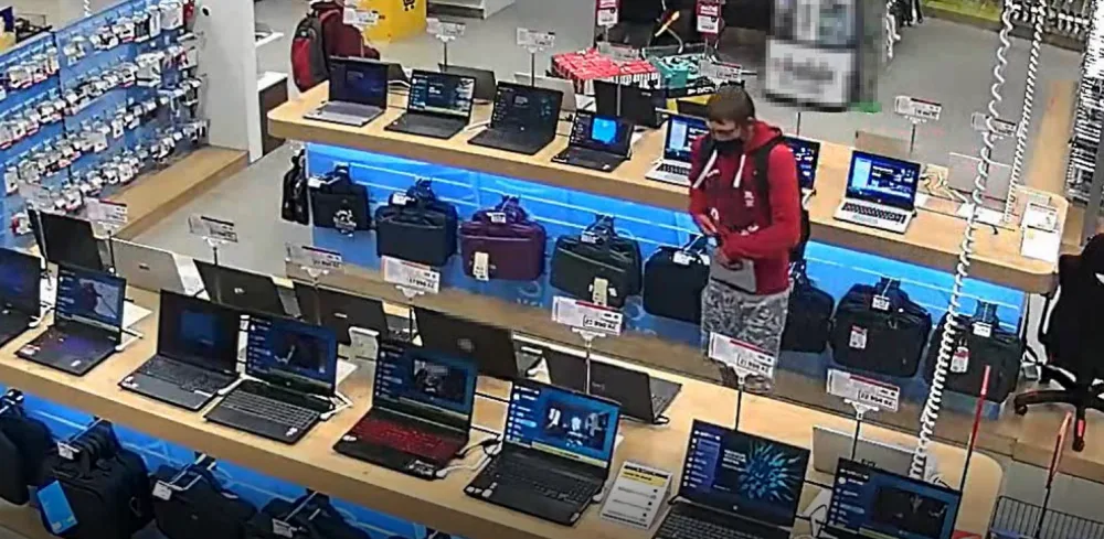 Kamera zachytila muže, jak si kradený notebook strká do kalhot, teď po něm pátrá policie