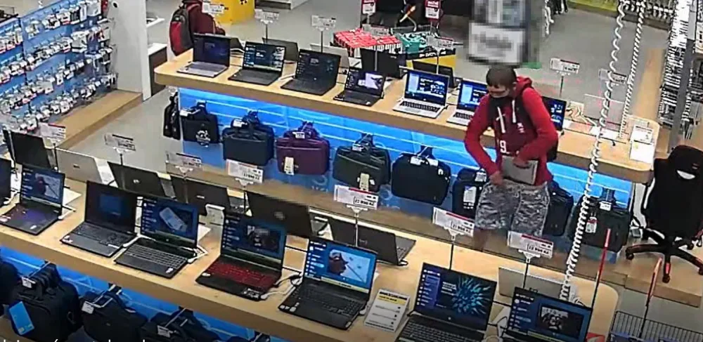 Kamera zachytila muže, jak si kradený notebook strká do kalhot, teď po něm pátrá policie