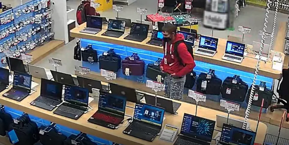 Kamera zachytila muže, jak si kradený notebook strká do kalhot, teď po něm pátrá policie