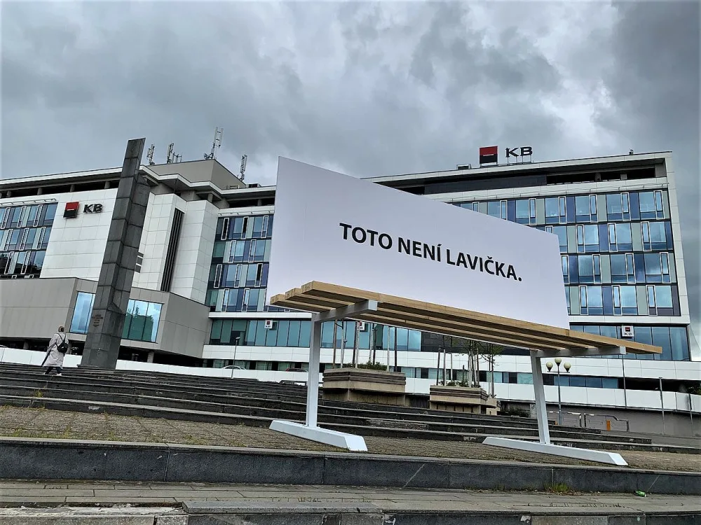 Obří lavička způsobila poprask, má upozornit na množství vizuálního smogu v Plzni