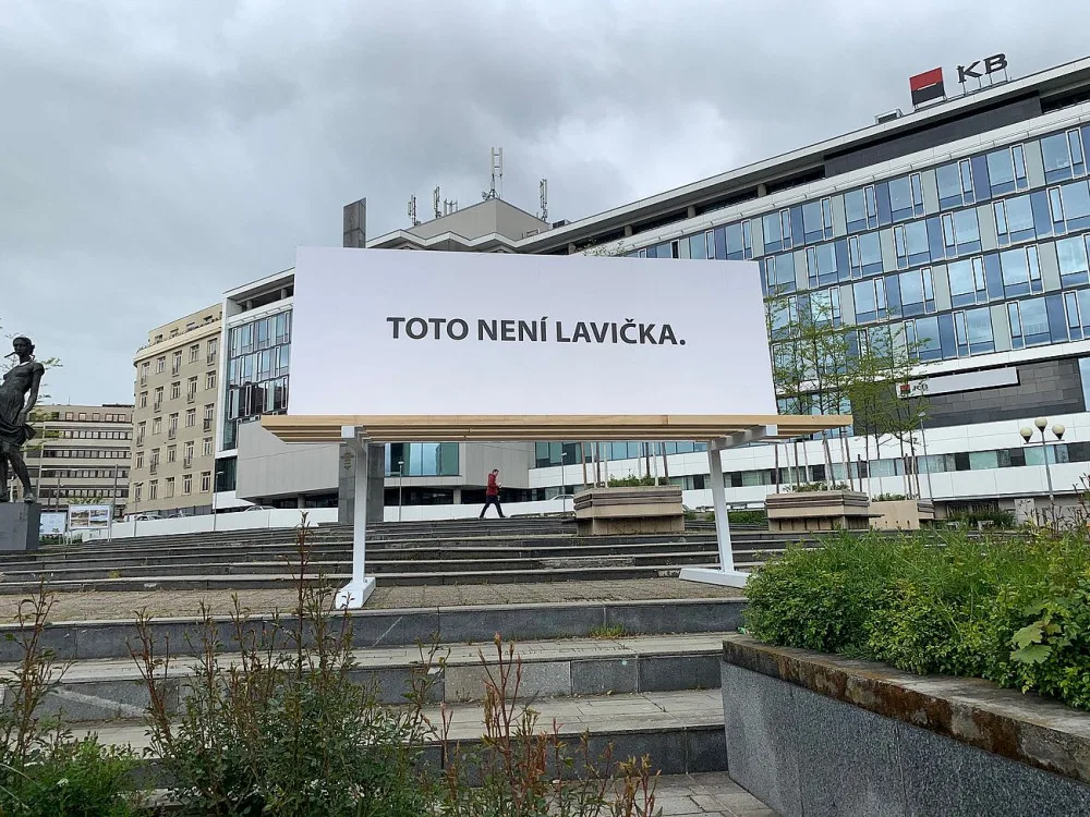 Obří lavička způsobila poprask, má upozornit na množství vizuálního smogu v Plzni