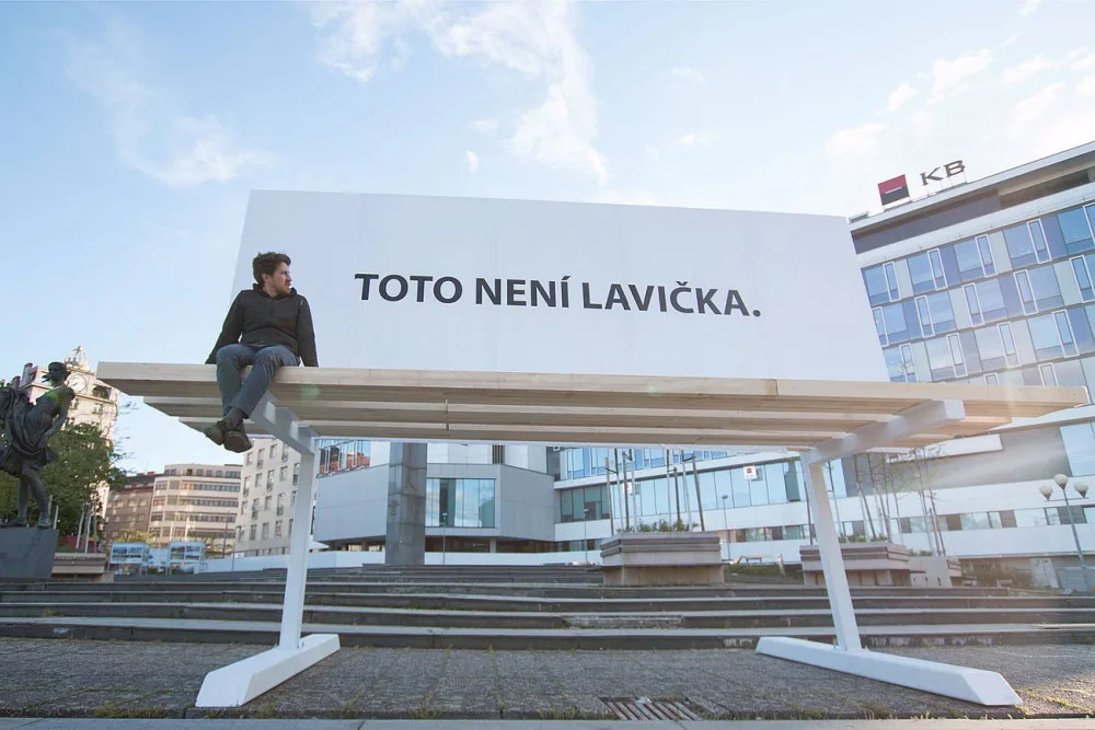 Obří lavička způsobila poprask, má upozornit na množství vizuálního smogu v Plzni