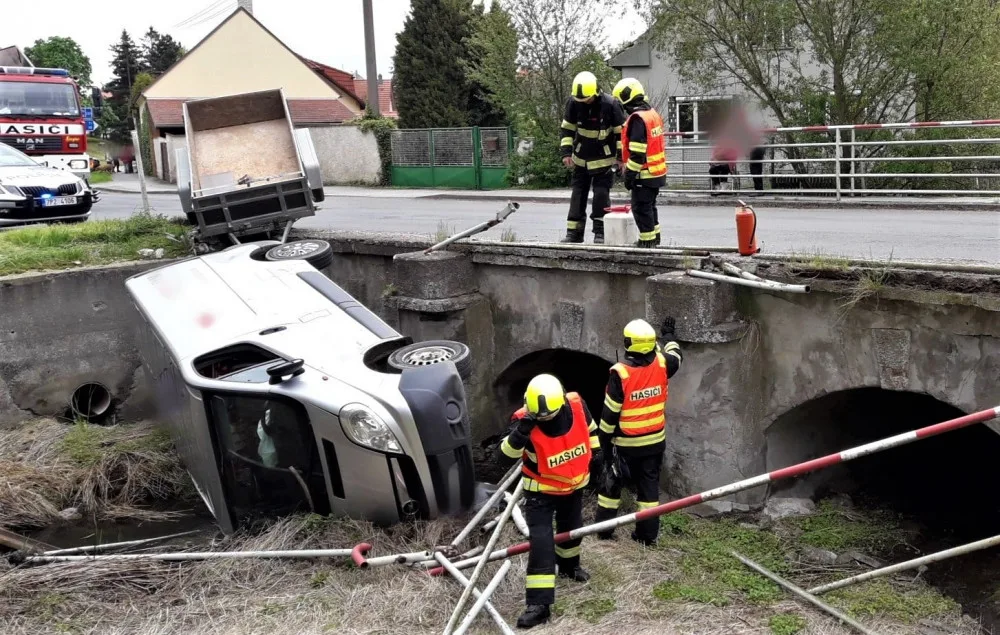 Dodávka prorazila zábradlí a zřítila se z mostu do potoka