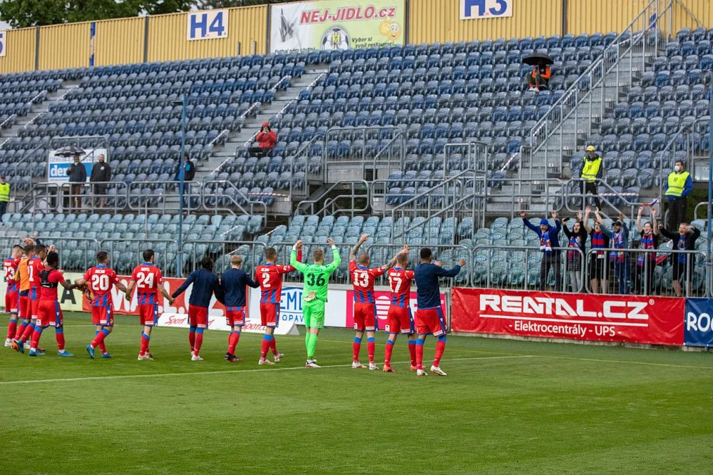 Viktoriáni zdraví po utkání hrstku nejvěrnějších fanoušků, kteří přijeli do Opavy