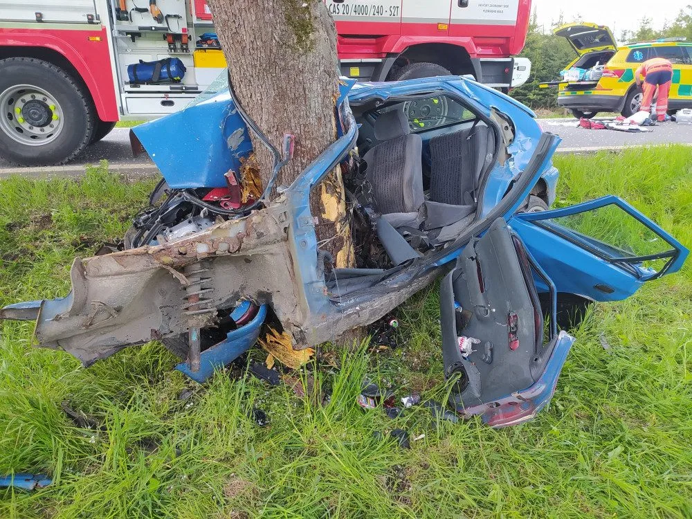 Řidič vyletěl na rovném úseku ze silnice a narazil do stromu, utrpěl těžké zranění