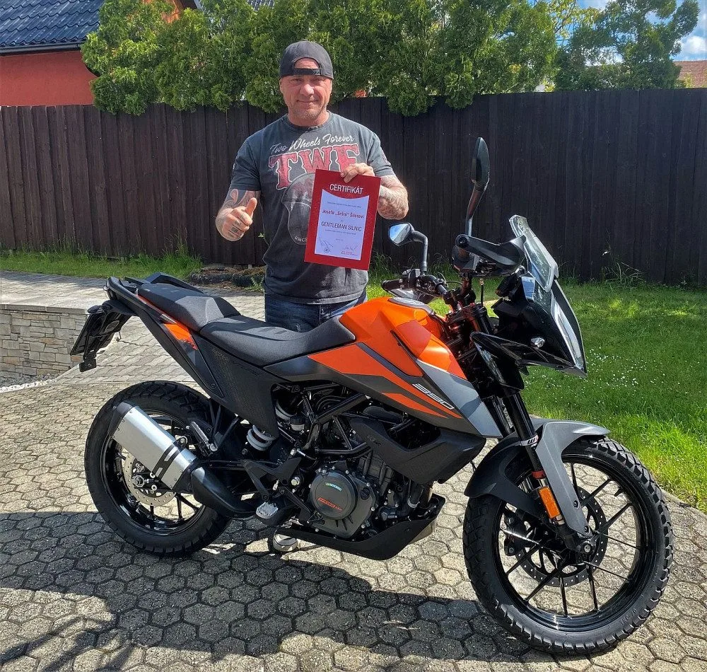 Kaskadér Pepa Sršeň získal titul Gentleman silnic, zachránil dva lidi z havarované sanitky