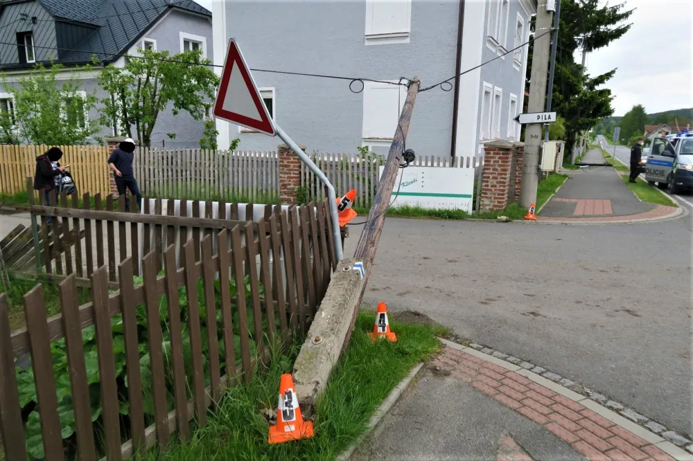 Řidič neodhadl výšku výšku převáženého nákladu a nechal za sebou spoušť