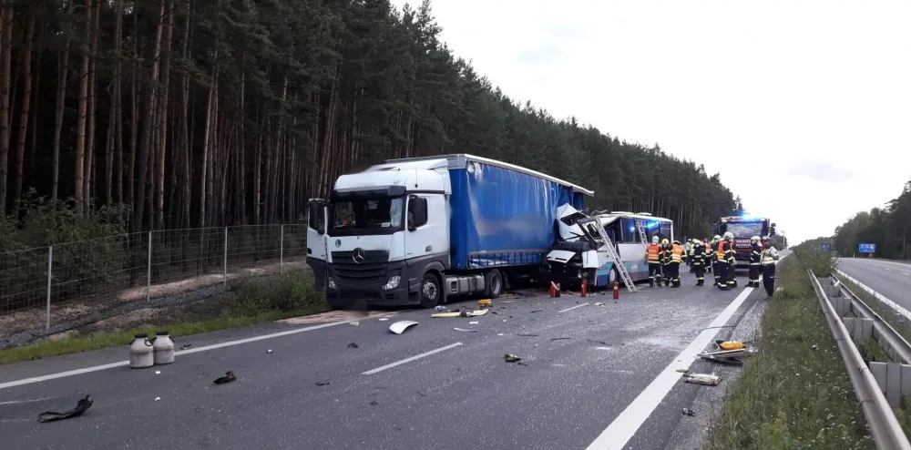 Tragickou srážku s kamionem nepřežila jedna cestující, policie obvinila řidiče autobusu
