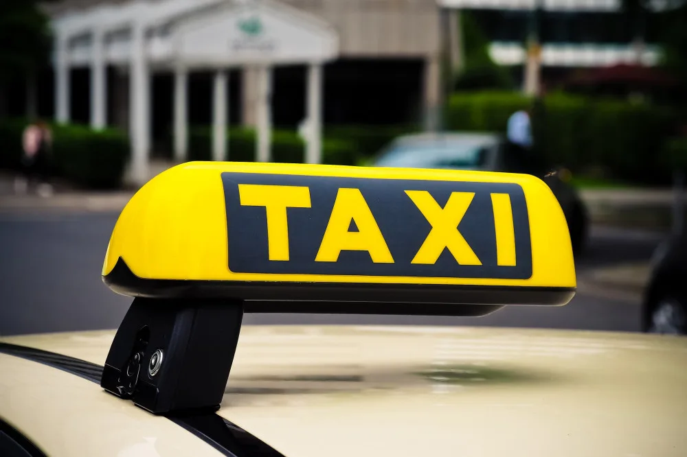 Taxík přiveze uchazeče na pracovní pohovor k výrobci klimatizací, získat mohou náborový příspěvek až 50 tisíc