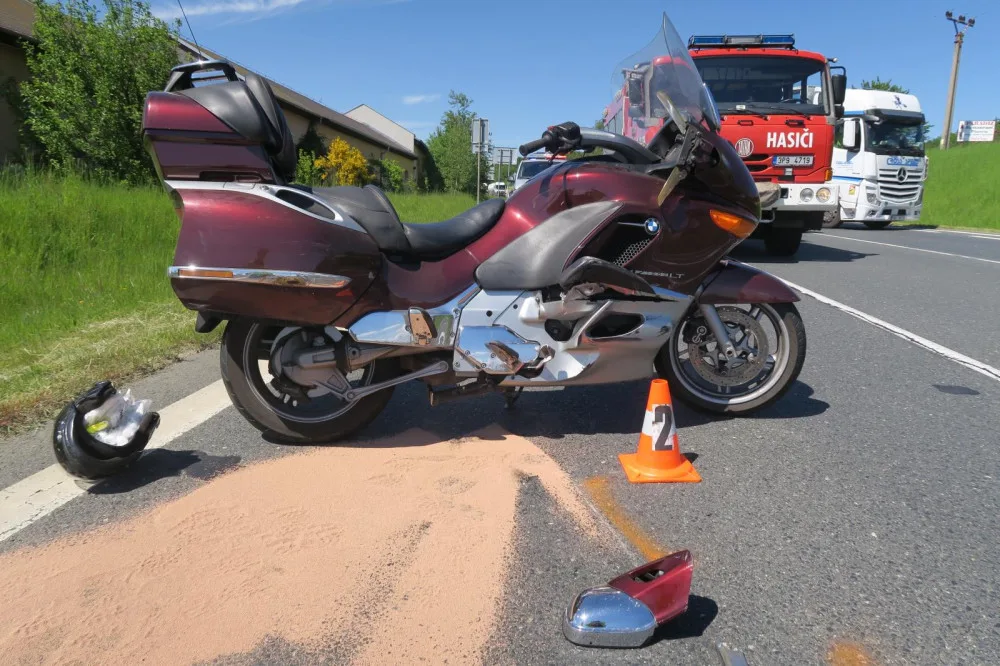 Německého motorkáře smetla u hranic řidička mercedesu přijíždějící na hlavní silnici