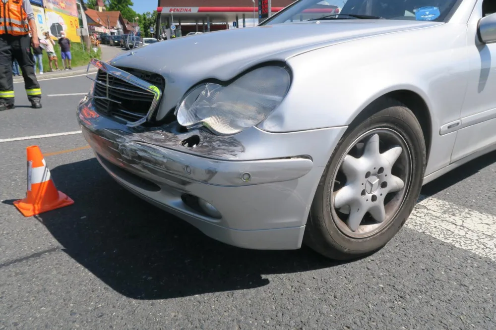 Německého motorkáře smetla u hranic řidička mercedesu přijíždějící na hlavní silnici