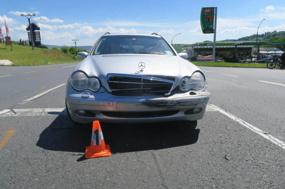 Německého motorkáře smetla u hranic řidička mercedesu přijíždějící na hlavní silnici
