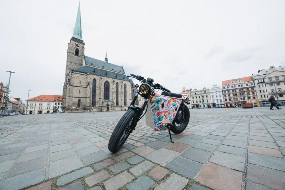 Plně funkční prototyp elektrické motorky navrhli studenti designu a je to znát