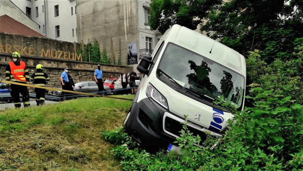 Řidič v centru Plzně doručoval zásilku, dodávka se mu samovolně rozjela ze svahu