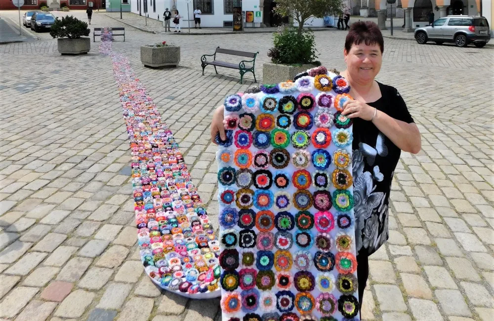 Rekordmanka z Plzeňska vytvořila nejdelší květinový koberec, měří 84 metrů a je na něm 6874 kytiček