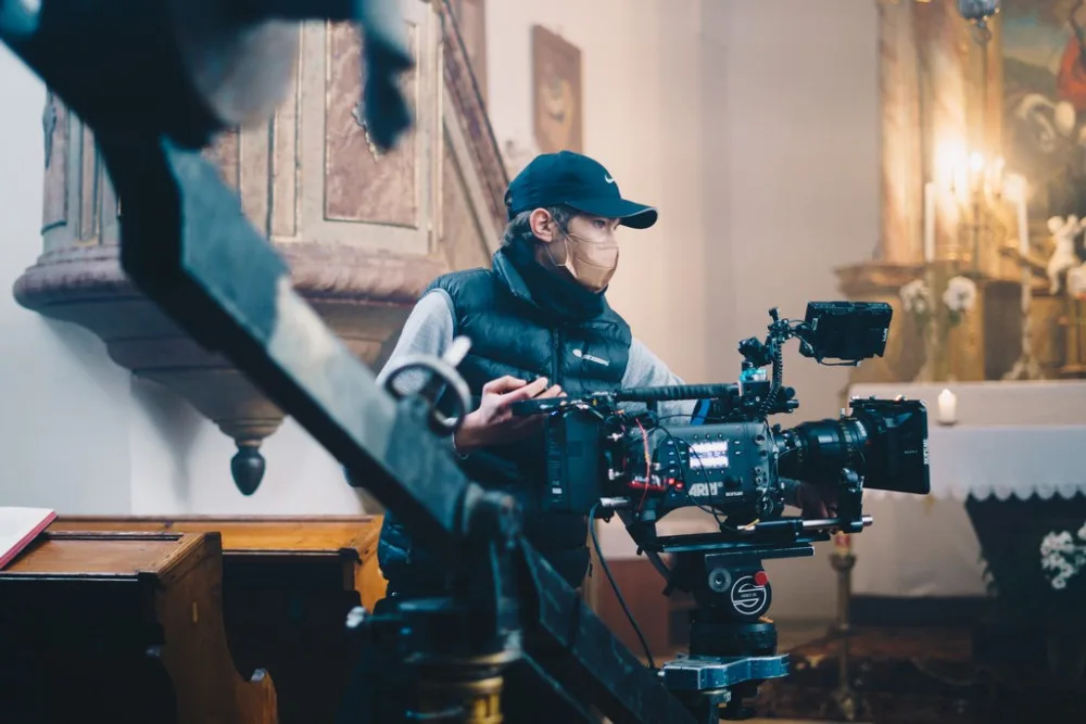 Mladí filmaři natáčí na jižní Moravě snímek s Judit Bárdos a Dušanem Vitázkem. Kvůli koronaviru shání finance na dotočení
