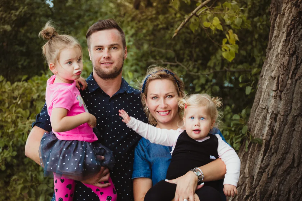 Život čtyřčlenné plzeňské rodiny manželů Ivany a Petra dramatickým způsobem poznamenalo velmi vážné onemocnění jedné ze dvou jejich dcer