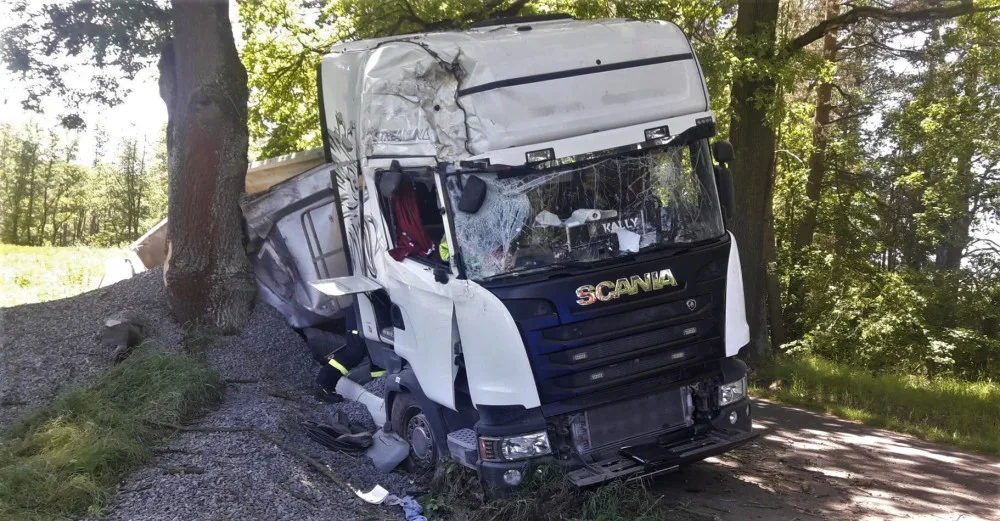 Pod soupravou s nákladem štěrku se utrhla krajnice, vozidlo pak narazilo do stromu