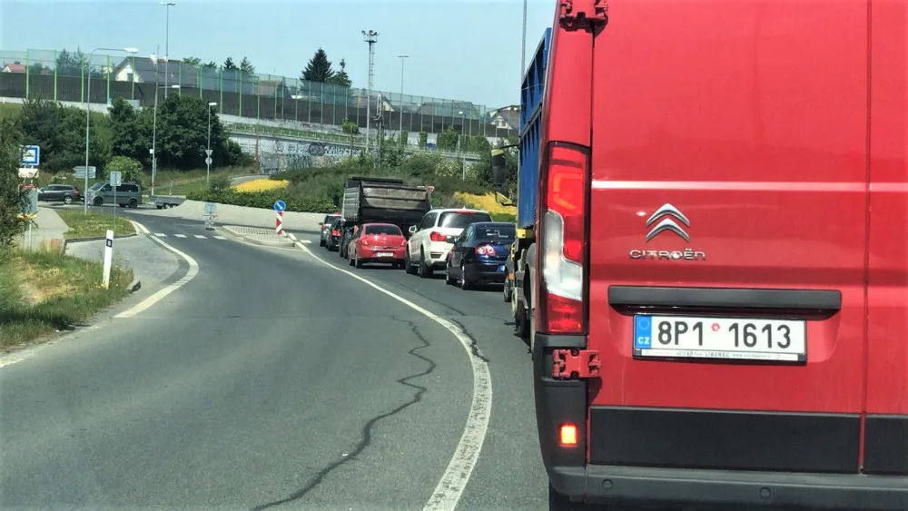 Naštvané řidiče na příjezdu do Plzně uvěznila na desítky minut dlouhá kolona