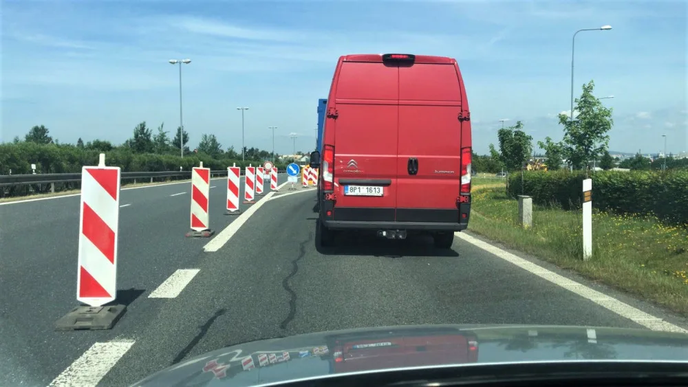 Naštvané řidiče na příjezdu do Plzně od Prahy a Budějovic uvěznila na desítky minut dlouhá kolona