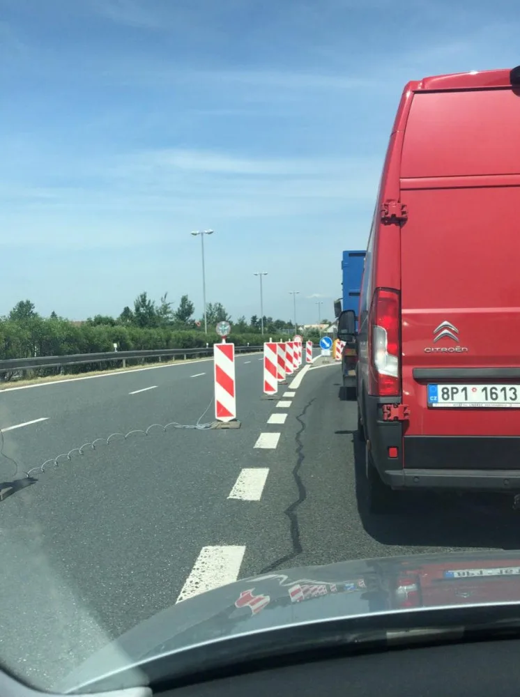 Naštvané řidiče na příjezdu do Plzně od Prahy a Budějovic uvěznila na desítky minut dlouhá kolona