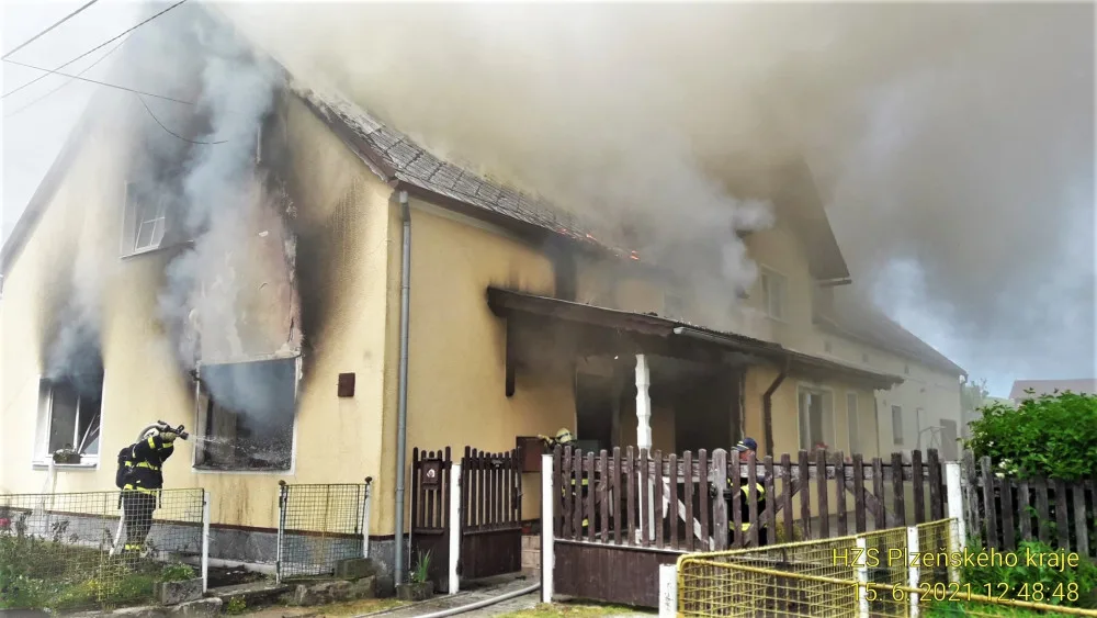 Deset jednotek hasičů bojovalo s rozsáhlým požárem rodinného domu