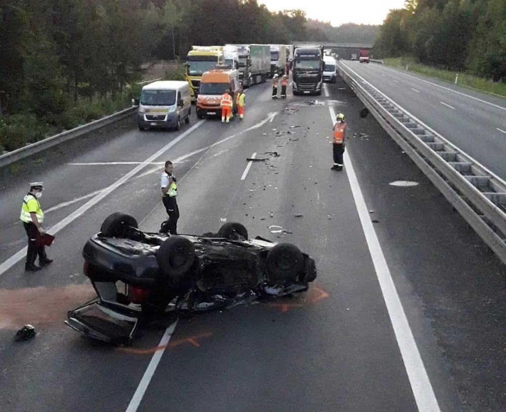 Dálnici D5 časně ráno ochromila nehoda dvou automobilů, dva řidiči se těžce zranili