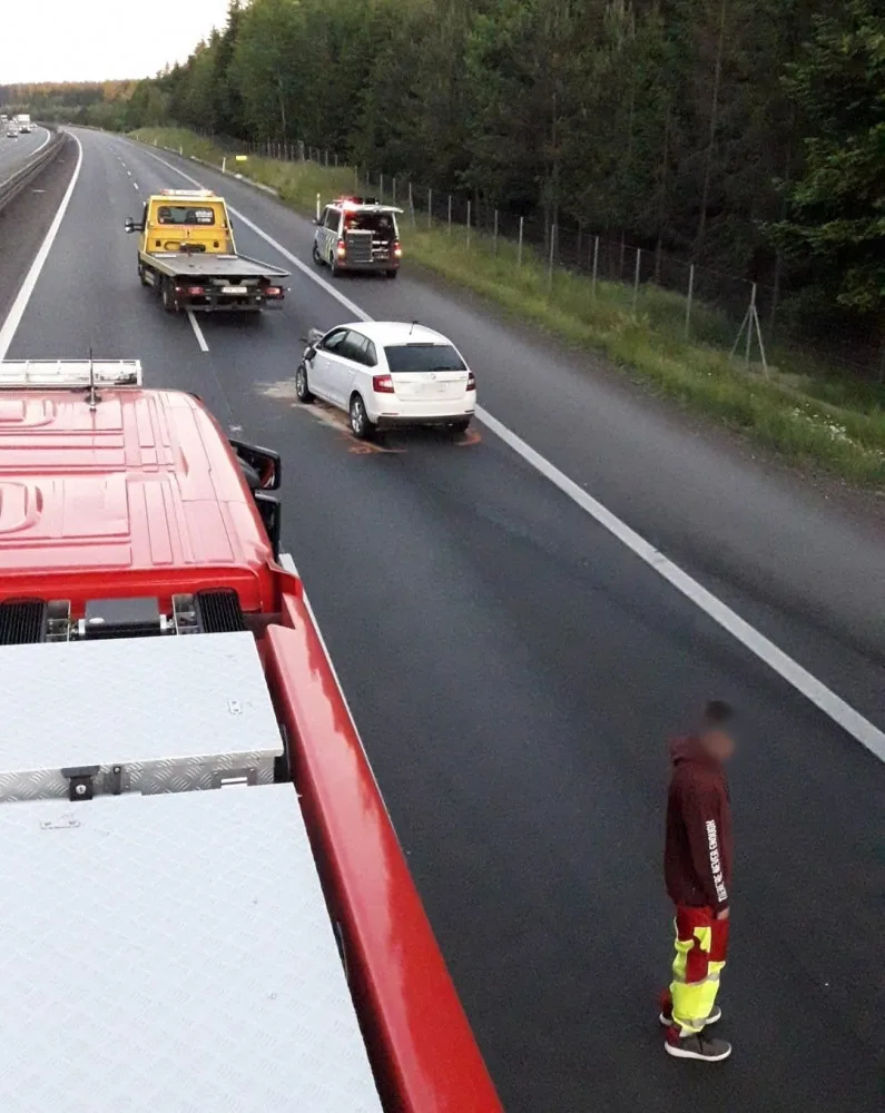 Dálnici D5 časně ráno ochromila nehoda dvou automobilů, dva řidiči se těžce zranili