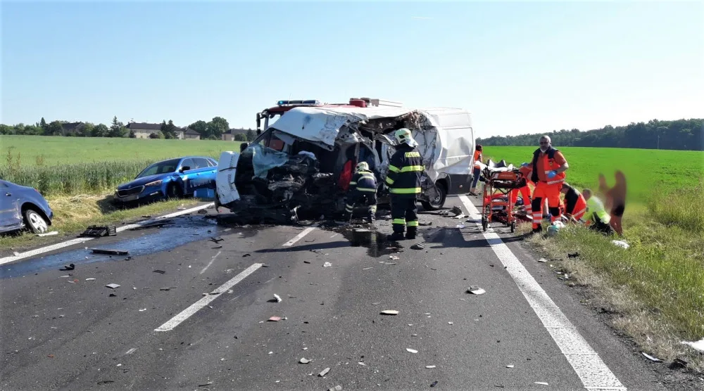 Další vážná nehoda na Plzeňsku, u železničního přejezdu se střetla čtyři vozidla