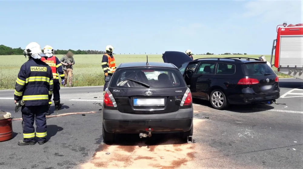 Provoz na silnici I/27 u Plzně ochromil čelní střet dvou osobáků, tři lidé se těžce zranili