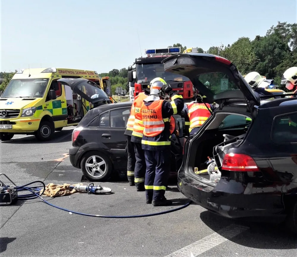 Provoz na silnici I/27 u Plzně ochromil čelní střet dvou osobáků, tři lidé se těžce zranili