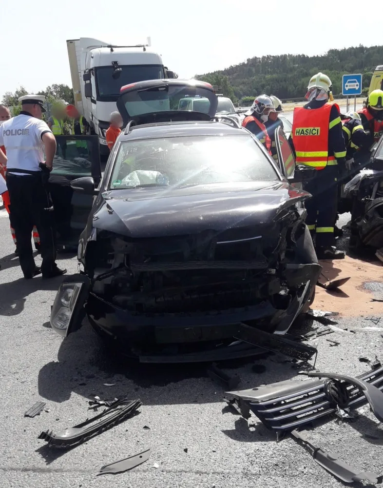 Provoz na silnici I/27 u Plzně ochromil čelní střet dvou osobáků, tři lidé se těžce zranili