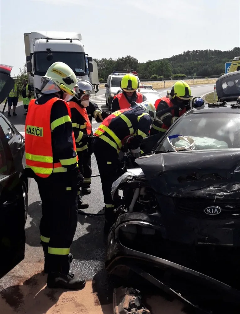Provoz na silnici I/27 u Plzně ochromil čelní střet dvou osobáků, tři lidé se těžce zranili