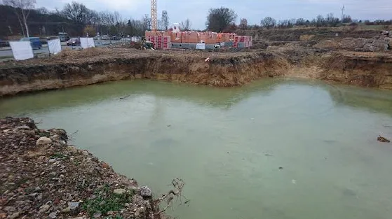 Zatopené základy jednoho domu při jeho stavbě