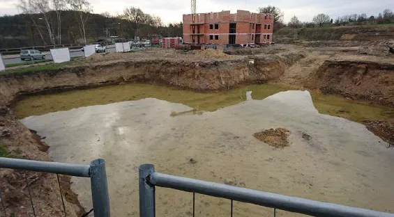 Zatopené základy jednoho domu při jeho stavbě