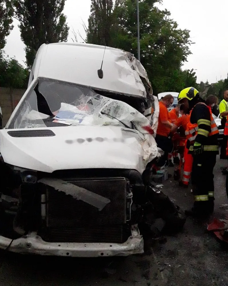 Dodávka narazila do kamionu, hasiči museli ze zdemolované kabiny vyprostit zraněného mladého muže