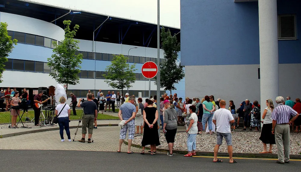 Slavné sousoší se vrátilo před Klatovskou nemocnici, stejný exemplář zdobí léta také Kopeckého sady v Plzni