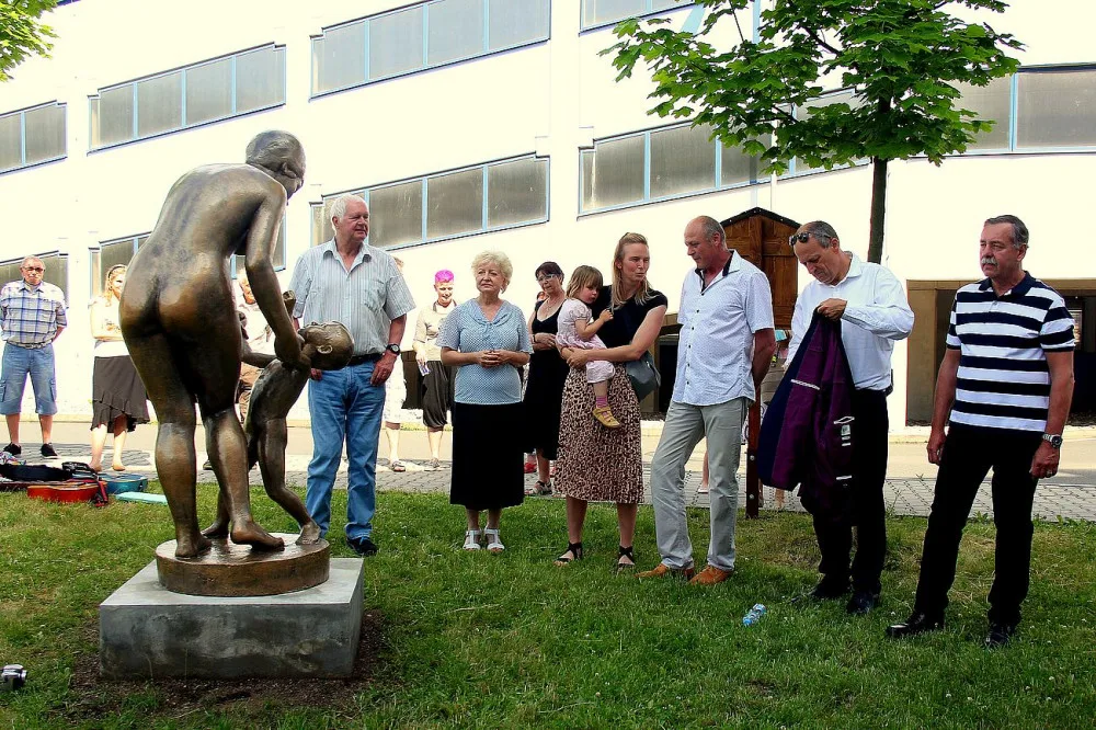 Slavné sousoší se vrátilo před Klatovskou nemocnici, stejný exemplář zdobí léta také Kopeckého sady v Plzni