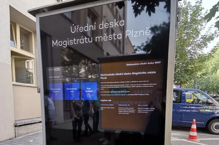 Klasickou úřední desku vyměnilo město za přehlednější elektronickou