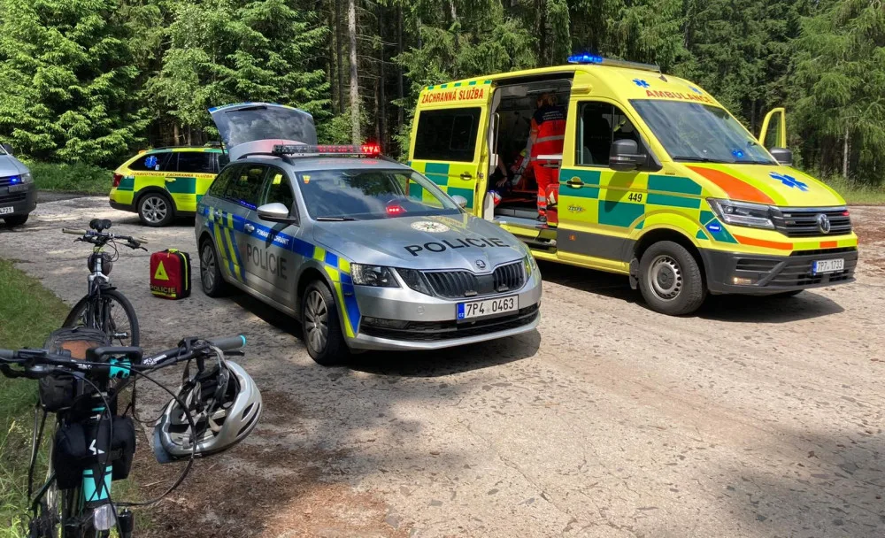 Záchranáři a policisté zasahují v Brdech na místě, kde se zranila starší cyklistka