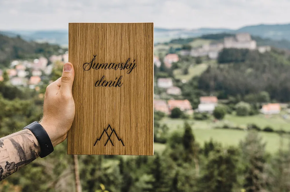 Za populárním projektem Fotíme Šumavu stojí mladí manželé z Prahy, teď vytvořili i Šumavské deníky