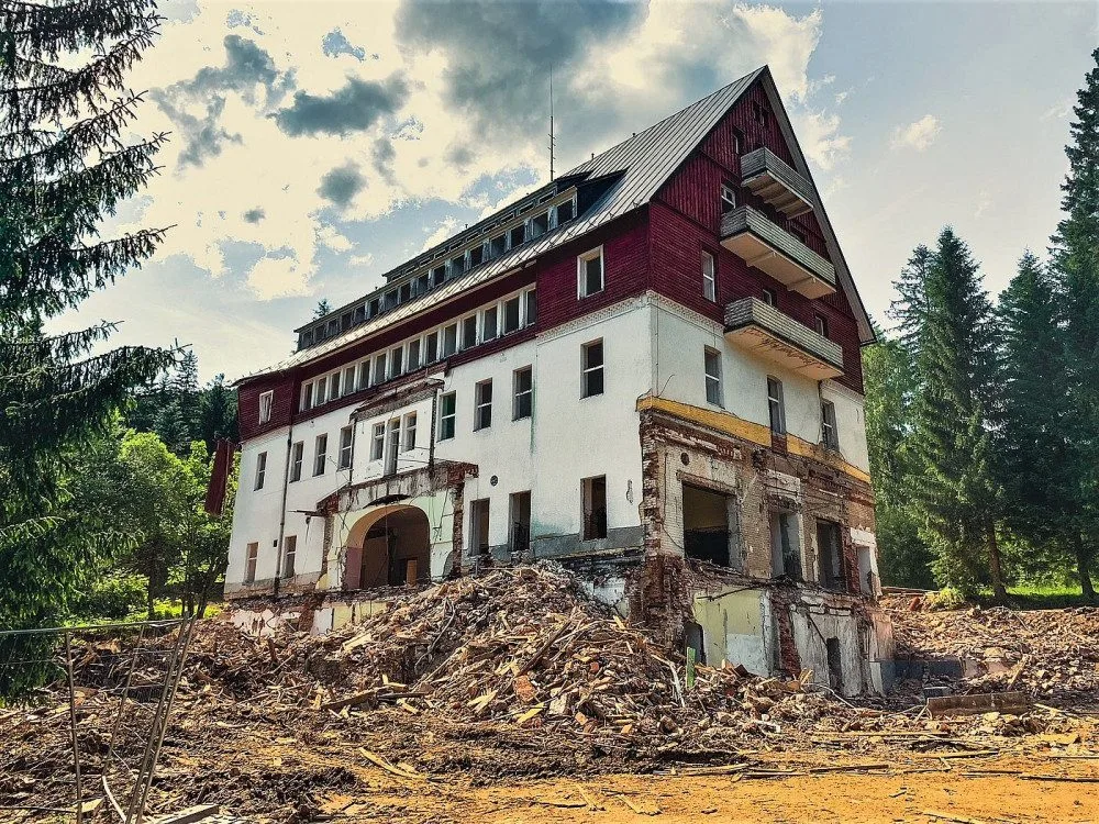 Nejkrásnější šumavský hotel RIXI se mění v trosky, ministerstvo obrany nechalo část legendární zotavovny zbourat