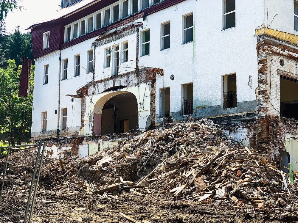 Nejkrásnější šumavský hotel RIXI se mění v trosky, ministerstvo obrany nechalo část legendární zotavovny zbourat