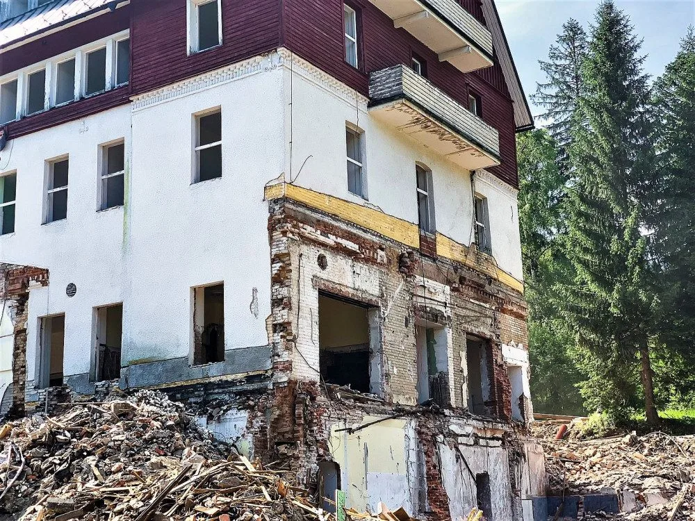 Nejkrásnější šumavský hotel RIXI se mění v trosky, ministerstvo obrany nechalo část legendární zotavovny zbourat