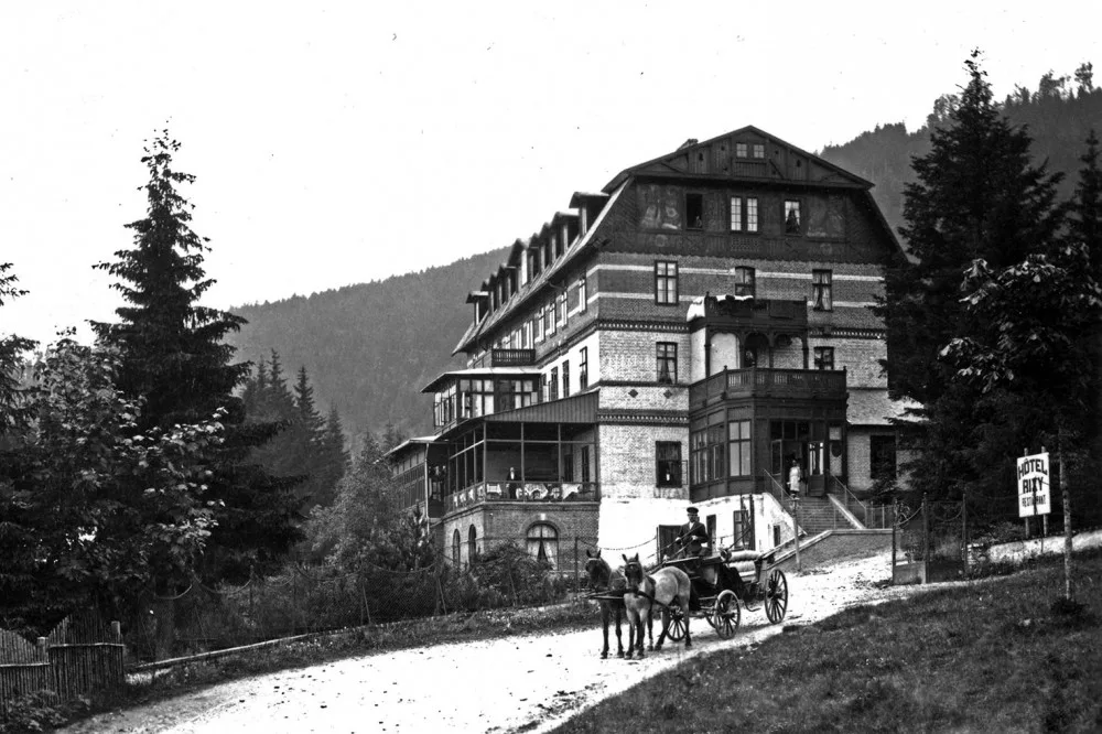 Bryčky vozily hosty od vlaku z nádraží Špičák do hotelu RIXI, ale také po výletech v okolí například na Černé jezero. Rok 1928. Foto: Archiv Zdeňka Roučky.