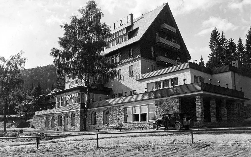 Přestavěný Hotel RIXI kolem roku 1937, luxus první republiky pro bohaté návštěvníky hlavně německé národnosti. Foto: Archiv Zdeňka Roučky.