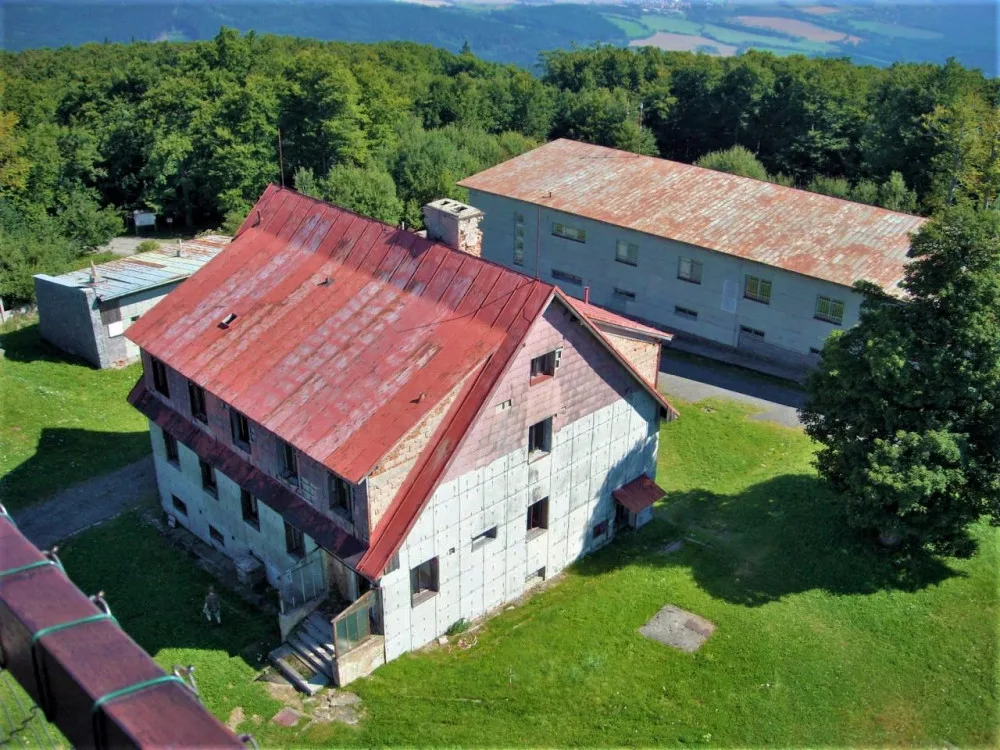 Na vrcholku Čerchova jdou postupně k zemi staré armádní budovy