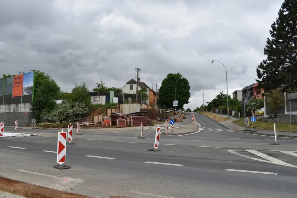 Stavba lávky si vyžádá pro řidiče další dopravní omezení v ulici U Seřadiště a sjezdu do Koterova