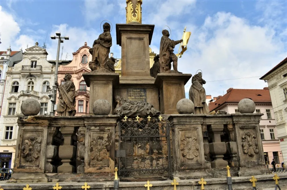 Oprava morového sloupu na plzeňském náměstí Republiky bude hotová ještě letos